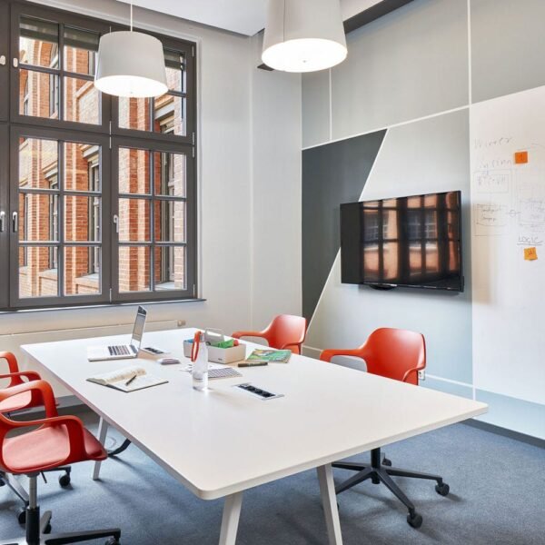 HAL RE Armchair Studio